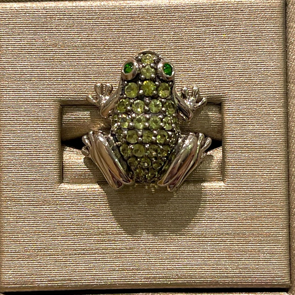.925 frog ring with green cubic zirconia stones